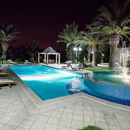 Sleeps 9 Pool Air Con Wifi Ferienhaus